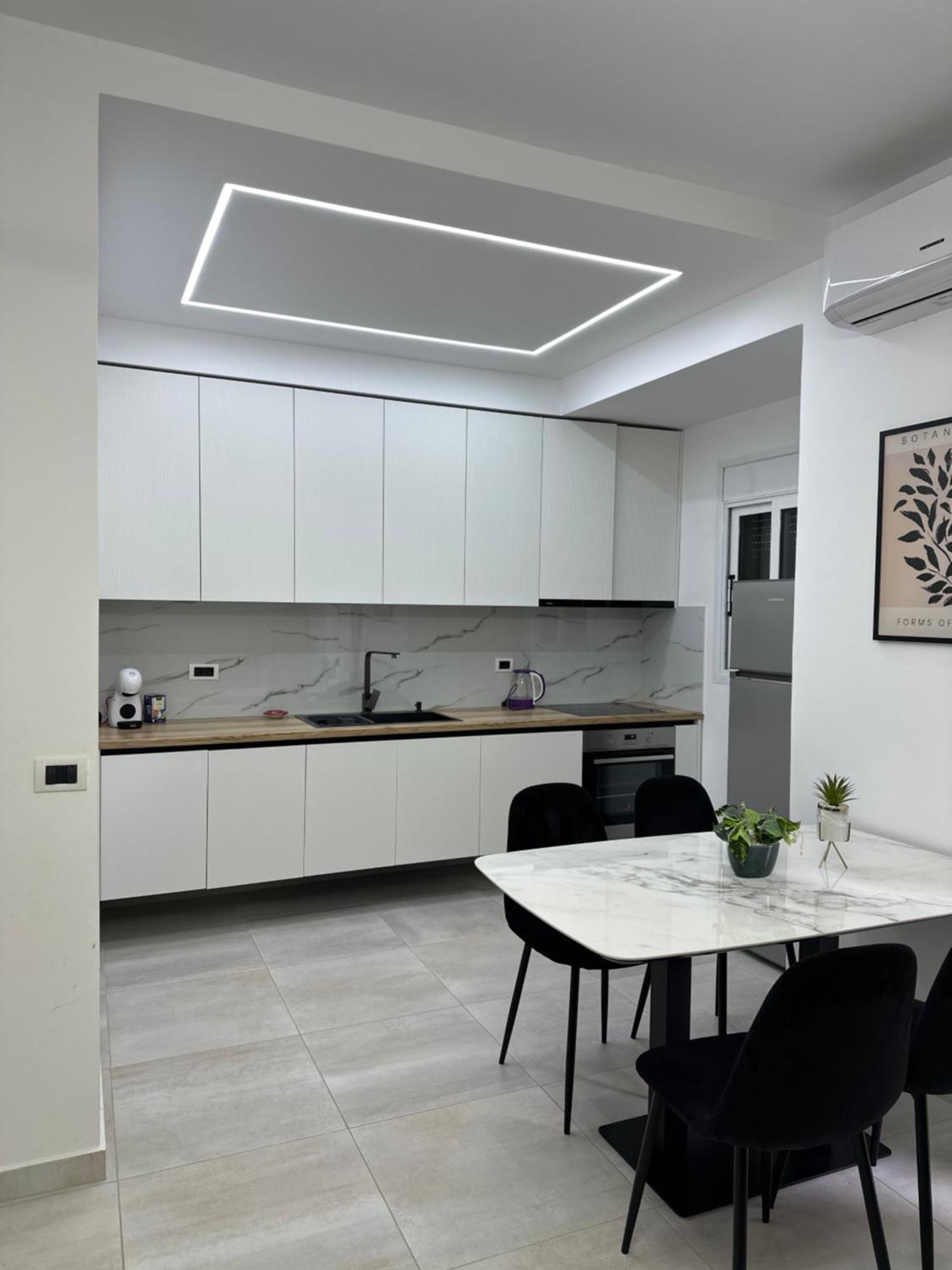 Lungomare Luxury Sea View Apartaments Vlore Luaran gambar
